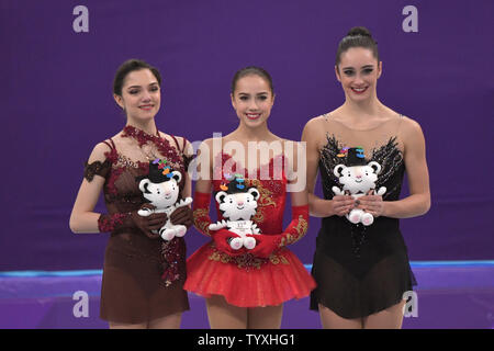 Médaillé d'or Alina Zagitova, centre, médaillé d'Evgenia Medvedeva tant de la Russie posent avec Kaetlyn Osmond médaillé de bronze du Canada, droite, lors de la cérémonie de remise des prix pour les dames Figure Skating patinage libre finale au Jeux Olympiques d'hiver de Pyeongchang 2018, dans la patinoire à Gangneung Gangneung, Corée du Sud, le 23 février 2018. Photo de Richard Ellis/UPI Banque D'Images