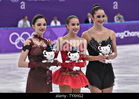 Médaillé d'or Alina Zagitova, centre, médaillé d'Evgenia Medvedeva tant de la Russie posent avec Kaetlyn Osmond médaillé de bronze du Canada, droite, lors de la cérémonie de remise des prix pour les dames Figure Skating patinage libre finale au Jeux Olympiques d'hiver de Pyeongchang 2018, dans la patinoire à Gangneung Gangneung, Corée du Sud, le 23 février 2018. Photo de Richard Ellis/UPI Banque D'Images