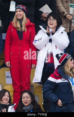 Ivanka Trump (L) première fille et conseiller du président des États-Unis prend dans l'épreuve du Big Air Snowboard final avec Kim Jung-sook, la Première Dame de Corée du Sud au cours de la 2018 Jeux Olympiques à l'Alpensia Pyeongchang le saut à ski Center à Pyeongchang, Corée du Sud le 24 février 2018. Photo de Matthew Healey/UPI Banque D'Images