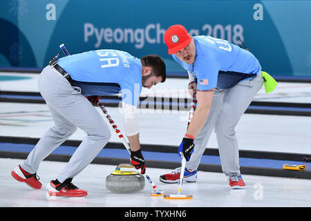 Matt Hamilton, droite, et John Landsteiner des États-Unis balayer l'avant de la pierre pendant la finale de curling masculin à l'Jeux olympiques d'hiver de Pyeongchang 2018, dans le centre de curling de Gangneung Gangneung, Corée du Sud, le 24 février 2018. Les États-unis a remporté la médaille d'or pour la première fois en battant la Suède qui prit l'argent et la Suisse le bronze. Photo de Richard Ellis/UPI Banque D'Images