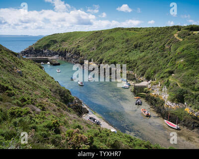 Porthclais port près de St Davids dans la région de Pembrokeshire, Pays de Galles, de l'Ouest prises sur une journée ensoleillée de la côte Banque D'Images