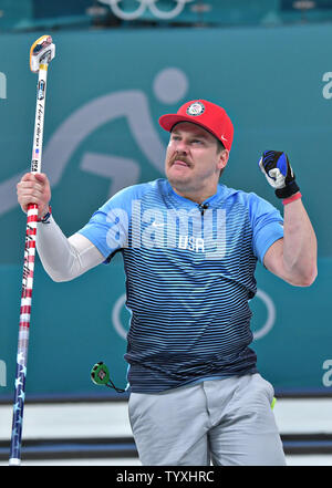 Matt Hamilton de l'United States célèbre l'un des derniers coups de feu au cours de curling masculin finale au Jeux Olympiques d'hiver de Pyeongchang 2018, dans le centre de curling de Gangneung Gangneung, Corée du Sud, le 24 février 2018. Les États-unis a remporté la médaille d'or pour la première fois en battant la Suède qui prit l'argent et la Suisse le bronze. Photo de Richard Ellis/UPI Banque D'Images