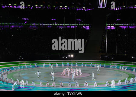 Les interprètes dansent lors de la cérémonie de clôture pour les Jeux Olympiques d'hiver de Pyeongchang 2018 le au Stade Olympique dans Daegwalnyeong, Corée du Sud, le 25 février 2018. Photo de Richard Ellis/UPI Banque D'Images