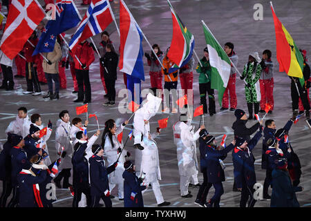 Les athlètes de la Chine arrivent à la cérémonie de clôture des Jeux Olympiques d'hiver de 2018 à Pyeongchang le au Stade Olympique dans Daegwalnyeong, Corée du Sud, le 25 février 2018. Photo de Richard Ellis/UPI Banque D'Images