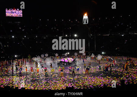 Les interprètes dansent lors de la cérémonie de clôture pour les Jeux Olympiques d'hiver de Pyeongchang 2018 le au Stade Olympique dans Daegwalnyeong, Corée du Sud, le 25 février 2018. Photo de Richard Ellis/UPI Banque D'Images