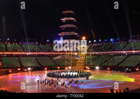 Les interprètes dansent lors de la cérémonie de clôture pour les Jeux Olympiques d'hiver de Pyeongchang 2018 le au Stade Olympique dans Daegwalnyeong, Corée du Sud, le 25 février 2018. Photo de Richard Ellis/UPI Banque D'Images