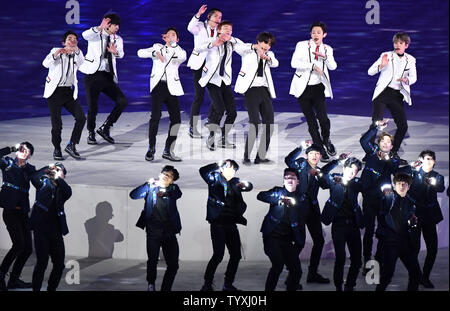Les interprètes chantent et dansent à la cérémonie de clôture des Jeux Olympiques d'hiver de 2018 à Pyeongchang le au Stade Olympique dans Daegwalnyeong, Corée du Sud, le 25 février 2018. Photo de Richard Ellis/UPI Banque D'Images
