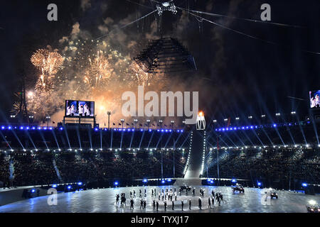 Les artistes, dans le cadre d'un feu d'artifice lors de la cérémonie de clôture pour les Jeux Olympiques d'hiver de Pyeongchang 2018 le au Stade Olympique dans Daegwalnyeong, Corée du Sud, le 25 février 2018. Photo de Richard Ellis/UPI Banque D'Images