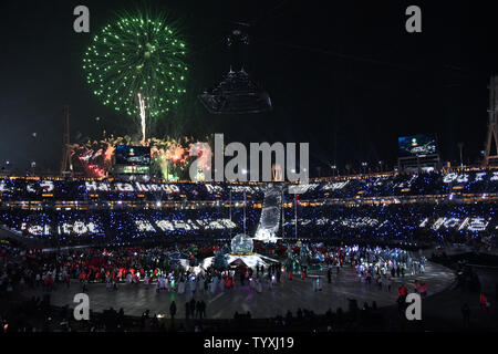 Les artistes, dans le cadre d'un feu d'artifice lors de la cérémonie de clôture pour les Jeux Olympiques d'hiver de Pyeongchang 2018 le au Stade Olympique dans Daegwalnyeong, Corée du Sud, le 25 février 2018. Photo de Richard Ellis/UPI Banque D'Images