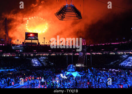 Les artistes, dans le cadre d'un feu d'artifice lors de la cérémonie de clôture pour les Jeux Olympiques d'hiver de Pyeongchang 2018 le au Stade Olympique dans Daegwalnyeong, Corée du Sud, le 25 février 2018. Photo de Richard Ellis/UPI Banque D'Images