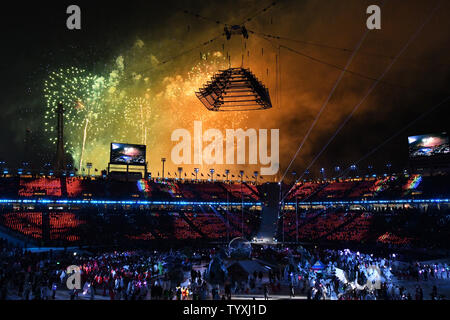 Les artistes, dans le cadre d'un feu d'artifice lors de la cérémonie de clôture pour les Jeux Olympiques d'hiver de Pyeongchang 2018 le au Stade Olympique dans Daegwalnyeong, Corée du Sud, le 25 février 2018. Photo de Richard Ellis/UPI Banque D'Images