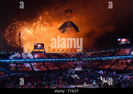 Les artistes, dans le cadre d'un feu d'artifice lors de la cérémonie de clôture pour les Jeux Olympiques d'hiver de Pyeongchang 2018 le au Stade Olympique dans Daegwalnyeong, Corée du Sud, le 25 février 2018. Photo de Richard Ellis/UPI Banque D'Images