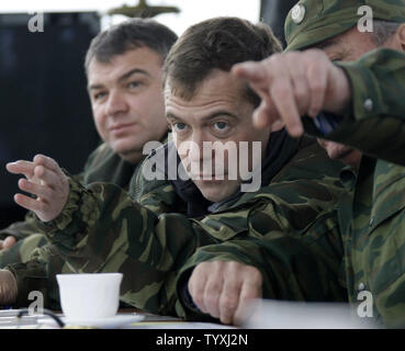 Le président russe Dmitri Medvedev avec le ministre de la Défense, Anatoly Serdyukov (L) montres d'exercices militaires à proximité Orenburg, sur 1300 kilomètres (800 miles) au sud-est de Moscou, le 26 septembre 2008. Medvedev a déclaré vendredi que la Russie doit moderniser ses forces armées et de mise à niveau de sa dissuasion nucléaire, en partie par la construction d'un nouveau réseau de défense aérienne et spatiale. (Photo d'UPI/Anatoli Zhdanov) Banque D'Images