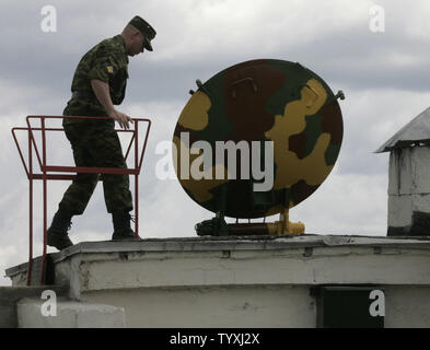 Un soldat de l'armée russe fonctionne avant le lancement d'un missile balistique russe avec une sonde spatiale américaine à l'intérieur sur une base militaire dans la région d'Orenbourg de la Russie le 12 juillet 2006. La 13 division des Forces de missiles stratégiques RS-20 a lancé le Voyevoda (SS-18 Satan) silos de missiles balistiques intercontinentaux. (Photo d'UPI/Anatoli Zhdanov) Banque D'Images