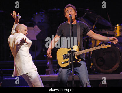 Bruce Springsteen se produit avec Michael Stipe de REM à la TD Waterhouse Centre d'Orlando, Floride le 8 octobre 2004. REM est partie du vote pour changer de tournée de concerts organisée par MoveOn PAC. La tour est 34 spectacles dans 28 villes dans 9 états de bataille présidentielle au cours d'une semaine. La visite prend en charge l'élection de John Kerry à la présidence. Le concert de ce soir les Tracy Chapman, REM, et Bruce Springsteen et le E Street Band avec invité spécial John Fogerty. (Photo d'UPI/Robert Stolpe) Banque D'Images