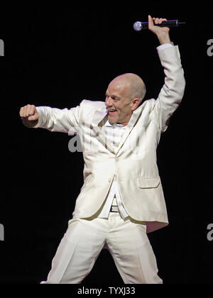 Michael Stipe de REM en prestation au TD Waterhouse Centre d'Orlando, Floride le 8 octobre 2004. REM est partie du vote pour changer de tournée de concerts organisée par MoveOn PAC. La tour est 34 spectacles dans 28 villes dans 9 états de bataille présidentielle au cours d'une semaine. La visite prend en charge l'élection de John Kerry à la présidence. Le concert de ce soir les Tracy Chapman, REM, et Bruce Springsteen et le E Street Band avec invité spécial John Fogerty. (Photo d'UPI/Robert Stolpe) Banque D'Images