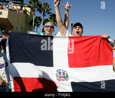 République dominicaine fans David Rodriguez (L) et Eddie Alvarez célébrer la République dominicaine les équipes nationales de la victoire sur l'équipe nationale du Venezuela 11-5 dans le jeu 1 de la World Baseball Classic extérieure D, à Orlando en Floride le 7 mars 2006. (Photo d'UPI/Michael Bush) Banque D'Images