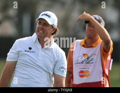 Phil Mickelson et sa caddie Jim Mackay regarder son drive off de la 14e té au cours du deuxième tour de l'Arnold Palmer Invitational au Bay Hill Club and Lodge d'Orlando, Floride le 26 mars 2010. UPI/Kevin Dietsch Banque D'Images