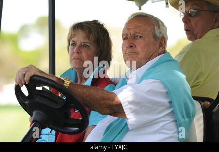 Arnold Palmer et sa femme Kathleen Gawthrop ride dans une voiturette de golf au cours de la troisième tour de l'Arnold Palmer Invitational au Bay Hill Club and Lodge d'Orlando, Floride le 27 mars 2010. UPI/Kevin Dietsch Banque D'Images