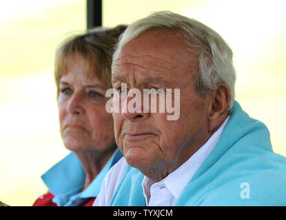 Arnold Palmer et sa femme Kathleen Gawthrop ride dans une voiturette de golf au cours de la troisième tour de l'Arnold Palmer Invitational au Bay Hill Club and Lodge d'Orlando, Floride le 27 mars 2010. UPI/Kevin Dietsch Banque D'Images