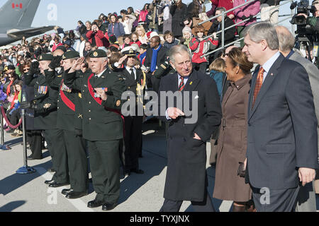 Le Prince Charles de Grande-Bretagne parle à la gouverneure générale du Canada, Michaelle Jean (centre) et le Premier ministre Stephen Harper (R) que lui et son épouse la duchesse de Cornouailles Camilla arrivent pour leur vol de retour à l'aéroport international d'Ottawa, Ontario, le 12 novembre 2009. UPI/Heinz Ruckemann Banque D'Images