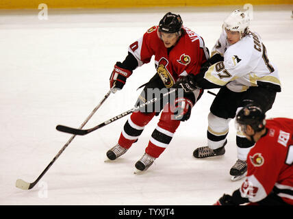 Sénateurs d'Ottawa l'ailier gauche Antoine Vermette et centre des Penguins de Pittsburgh Sidney Crosby (87) race pour la rondelle au cours de la troisième période de cinq jeux de la Conférence de l'Est de quarts de finale de la coupe Stanley à la Place Banque Scotia à Ottawa le 19 avril 2007. Les sénateurs gagné 3-0 à l'avance à la deuxième ronde. (Photo d'UPI/Grace Chiu). Banque D'Images