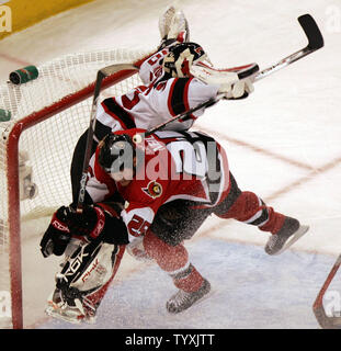 Sénateurs d'Ottawa Chris Neil (25) barils dans le New Jersey Devils Martin Brodeur gardien pendant la première période de quatre jeux dans l'Est de la demi-finale de conférence de la coupe Stanley à la Place Banque Scotia à Ottawa le 2 mai 2007. Neil a gagné un voyage à la zone de pénalisation pour ingérence. Gardien (Photo d'UPI/Grace Chiu). Banque D'Images