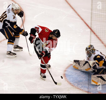 L'aile gauche des Sénateurs d'Ottawa, Antoine Vermette (C) tire contre Sabres de Buffalo du gardien Ryan Miller (R) au cours de la troisième période de trois jeu dans la finale de conférence de l'Est les éliminatoires de la coupe Stanley à la Place Banque Scotia à Ottawa le 14 mai 2007. Les sénateurs a gagné le match 1-0 pour prendre la tête de la série trois jeux à un. (Photo d'UPI/Grace Chiu). Banque D'Images