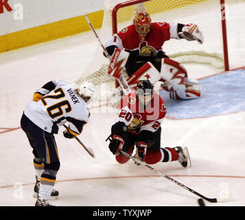 L'aile gauche des Sénateurs d'Ottawa, Antoine Vermette (20) dévie le palet loin de gardien Ray Emery (1) contre les Sabres de Buffalo aile gauche Thomas Vanek de l'Autriche au cours de la troisième période de trois jeu dans la finale de conférence de l'Est les éliminatoires de la coupe Stanley à la Place Banque Scotia à Ottawa le 14 mai 2007. Les sénateurs a gagné le match 1-0 pour prendre la tête de la série trois jeux à un. (Photo d'UPI/Grace Chiu). Banque D'Images