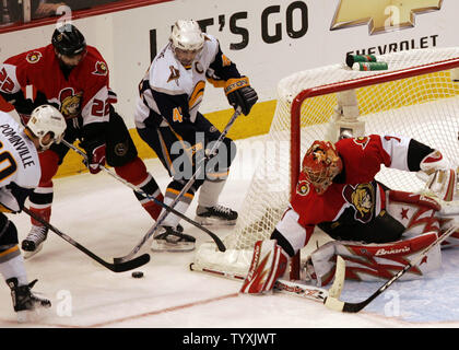 Le gardien des Sénateurs d'Ottawa Ray Emery (1) yeux la rondelle que center Chris Kelly (22) face à des Sabres de Buffalo aile droite Jason Pominville (L) et le centre Daniel Briere (48) au cours de la troisième période de trois jeu dans la finale de conférence de l'Est les éliminatoires de la coupe Stanley à la Place Banque Scotia à Ottawa le 14 mai 2007. Les sénateurs a gagné le match 1-0 pour prendre la tête de la série trois jeux à zéro. (Photo d'UPI/Grace Chiu). Banque D'Images