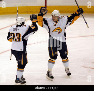 Centre Chris Drury Sabres de Buffalo (23) félicite l'aile droite Maxim Afinogenov (61) de la Russie pour leur deuxième but au cours de la deuxième période de quatre jeux dans les l'Est Conférence finale de la coupe Stanley à la Place Banque Scotia à Ottawa le 16 mai 2007. (Photo d'UPI/Grace Chiu). Banque D'Images