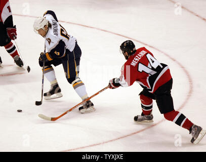 Sabres de Buffalo aile droite Maxim Afinogenov (61) de Russie, skates hors de portée des Sénateurs d'Ottawa Andrej Meszaros (14) de la Slovaquie au cours de la troisième période de quatre jeux dans les l'Est Conférence finale de la coupe Stanley à la Place Banque Scotia à Ottawa le 16 mai 2007. Les sabres défait les sénateurs 3-2 pour rester dans la série avec les sénateurs des trois jeux à un. (Photo d'UPI/Grace Chiu). Banque D'Images