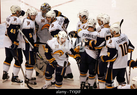 Sabres de Buffalo gardien féliciter Ryan Miller (30) à la fin de la troisième période de quatre jeux dans les l'Est Conférence finale de la coupe Stanley à la Place Banque Scotia à Ottawa le 16 mai 2007. Les sabres défait les sénateurs 3-2 pour rester dans la série avec les sénateurs des trois jeux à un. (Photo d'UPI/Grace Chiu). Banque D'Images