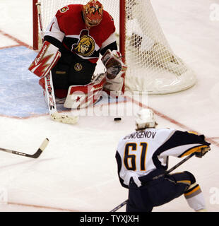 Le gardien des Sénateurs d'Ottawa Ray Emery (1) s'arrête un tir de l'aile droite Buffalo Sabres Maxim Afinogenov (61) de la Russie au cours de la troisième période de quatre jeux dans les l'Est Conférence finale de la coupe Stanley à la Place Banque Scotia à Ottawa le 16 mai 2007. Les sabres défait les sénateurs 3-2 pour rester dans la série avec les sénateurs des trois jeux à un. (Photo d'UPI/Grace Chiu). Banque D'Images