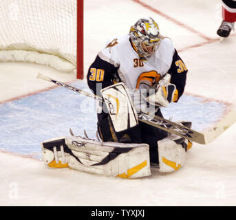 Gardien de Sabres de Buffalo Ryan Miller (30) arrête un tir de les Sénateurs d'Ottawa au cours de la troisième période de quatre jeux dans les l'Est Conférence finale de la coupe Stanley à la Place Banque Scotia à Ottawa le 16 mai 2007. Les sabres défait les sénateurs 3-2 pour rester dans la série avec les sénateurs des trois jeux à un. (Photo d'UPI/Grace Chiu). Banque D'Images