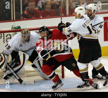 Centre des Sénateurs d'Ottawa Mike Fisher (12) est évincé de l'Anaheim enceinte de but par centre Ryan Getzlaf et gardien Jean-Sébastien Giguère au cours de la première période de trois jeux de la finale de la coupe Stanley à la Place Banque Scotia à Ottawa le 2 juin 2007. (Photo d'UPI/Grace Chiu). Banque D'Images