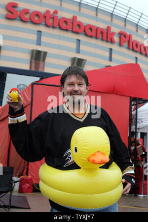 Un ventilateur d'Anaheim de Calgary arrive sous la pluie à la Place Banque Scotia pour quatre jeux de la finale de la Coupe Stanley entre Anaheim et les Sénateurs d'Ottawa à Ottawa, le 4 juin 2007. (Photo d'UPI/Grace Chiu). Banque D'Images