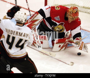 Le gardien des Sénateurs d'Ottawa Ray Emery arrête un tir de Anaheim Ducks center Rob Niedermayer pendant la troisième période de quatre jeux de la finale de la coupe Stanley à la Place Banque Scotia à Ottawa le 4 juin 2007. Les canards a gagné 3-2 pour diriger la finale trois jeux à un. (Photo d'UPI/Grace Chiu). Banque D'Images