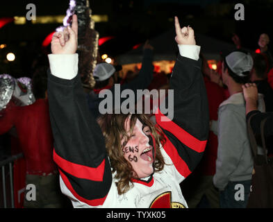 Fan des Sénateurs d'Ottawa, Alanna Ritchie cheers que Daniel Alfredsson marque son 14e but des séries éliminatoires au cours de cinq jeux de la finale de la coupe Stanley à la Place des festivals à l'extérieur de l'Hôtel de Ville d'Ottawa le 6 juin 2007. Plus de dix mille fans se sont réunis pour regarder le match à l'extérieur, sur deux grands écrans avec l'espoir de ramener la Coupe Stanley de retour à Ottawa après 80 ans. (Photo d'UPI/Grace Chiu). Banque D'Images