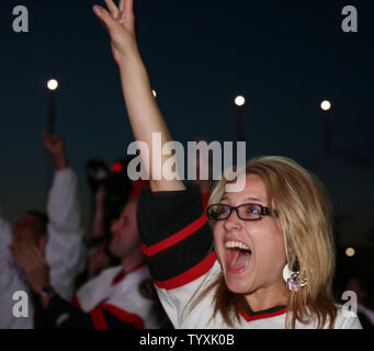 Sénateurs d'Ottawa Krystal ventilateur Hess cheers que Daniel Alfredsson marque son treizième but éliminatoire pendant cinq jeu de la finale de la coupe Stanley à la Place des festivals à l'extérieur de l'Hôtel de Ville d'Ottawa le 6 juin 2007. Plus de dix mille fans se sont réunis pour regarder le match à l'extérieur, sur deux grands écrans avec l'espoir de ramener la Coupe Stanley de retour à Ottawa après 80 ans. (Photo d'UPI/Grace Chiu). Banque D'Images