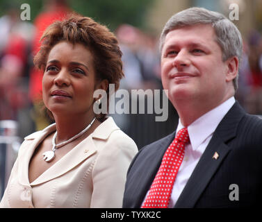 Gouverneure générale Michaëlle Jean et le Premier ministre Stephen Harper regarder des spectacles d'artistes canadiens sur la Colline du Parlement lors d'un concert de la fête du Canada à Ottawa, Canada le 1 juillet 2007. Plus de 200 000 Canadiens se sont rendus à la capitale du pays pour célébrer le 140e anniversaire du Canada. (Photo d'UPI/Grace Chiu). Banque D'Images