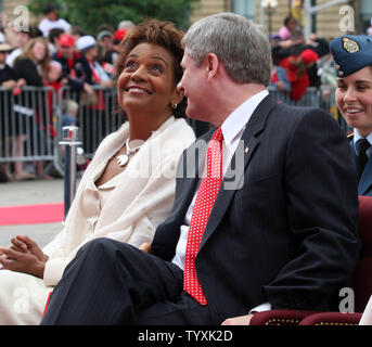 Gouverneure générale Michaëlle Jean et le Premier ministre Stephen Harper espère que la pluie reste l'extérieur de la colline du Parlement lors d'un concert de la fête du Canada à Ottawa, Canada le 1 juillet 2007. Plus de 200 000 Canadiens se sont rendus à la capitale du pays pour célébrer le 140e anniversaire du Canada. (Photo d'UPI/Grace Chiu). Banque D'Images