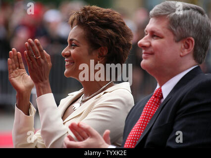 Gouverneure générale Michaëlle Jean et le Premier ministre Stephen Harper salue la performance de l'École nationale de cirque sur la Colline du Parlement lors d'un concert de la fête du Canada à Ottawa, Canada le 1 juillet 2007. Plus de 200 000 Canadiens se sont rendus à la capitale du pays pour célébrer le 140e anniversaire du Canada. (Photo d'UPI/Grace Chiu). Banque D'Images