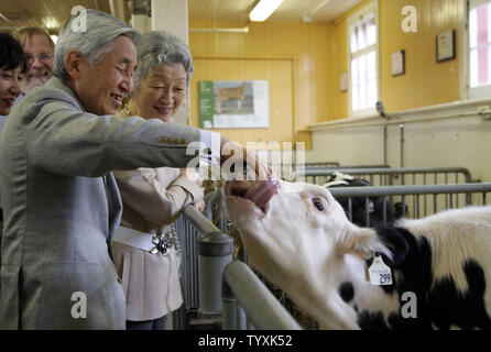 L'empereur Akihito et l'Impératrice Michiko du Japon répondre Kali, un 3-mois Holstein veau laitier, au Musée de l'Agriculture dans la Ferme expérimentale centrale à Ottawa le 4 juillet 2009. Le couple impérial est en visite au Canada pour marquer le 80e anniversaire des relations diplomatiques entre le Canada et le Japon. (Photo d'UPI/Grace Chiu) Banque D'Images