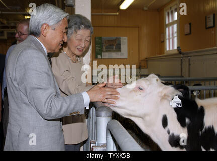 L'empereur Akihito et l'Impératrice Michiko du Japon répondre Kali, un 3-mois Holstein veau laitier, au Musée de l'agriculture canadienne de la Ferme expérimentale centrale à Ottawa le 4 juillet 2009. Le couple impérial est en visite au Canada pour marquer le 80e anniversaire des relations diplomatiques entre le Canada et le Japon. (Photo d'UPI/Grace Chiu) Banque D'Images