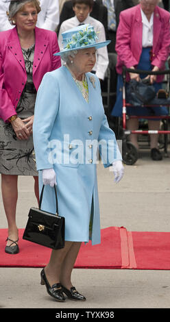 La Grande-Bretagne La reine Elizabeth dévoile une statue du grand musicien de jazz Oscar Peterson après la Reine et le Prince Philip arrivent au Centre National des Arts à Ottawa (Ontario), le 30 juin 2010. Le couple royal sont à jour trois de leurs neuf jour tournée royale au Canada. UPI/Heinz Ruckemann Banque D'Images