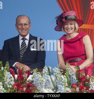 Great Britain's Prince Philip partage un rire avec le Premier ministre Stephen Harper Laureen femme en tant qu'invité d'honneur avec son épouse la reine Elizabeth à l'occasion de la fête du Canada à Ottawa, Ontario, 1 juillet 2010. Le couple royal sont sur le quatrième jour de leur neuf jour tournée royale au Canada. UPI/Heinz Ruckemann Banque D'Images