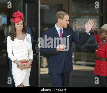 Le prince William vagues comme lui et sa femme Kate, le duc et la duchesse de Cambridge, écarter la cérémonie de citoyenneté de la fête du Canada au Musée canadien des civilisations à Ottawa, Ontario, 1 juillet 2011. UPI/Heinz Ruckemann Banque D'Images