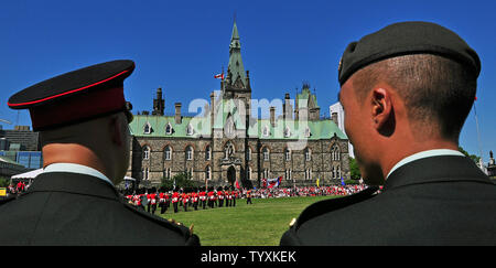 Les célébrations de la fête du Canada : la cérémonie de Relève de la garde devant le prince William et son épouse la princesse Catherine est arrivée sur la Colline du Parlement à Ottawa, Canada le 1 juillet 2011. Le couple royal britannique de neuf jours du tour du Canada est leur première mission officielle à l'étranger ensemble. UPI/Christine Chew Banque D'Images