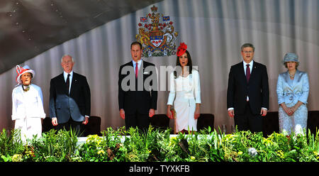 (L-R) Sharon et David Johnston (Gouverneur général du Canada), le Prince William, la duchesse de Cambridge Catherine, le premier ministre canadien Stephen Harper et son épouse Laureen chanter "God Save The Queen' pendant les célébrations de la fête du Canada sur la Colline du Parlement à Ottawa, Canada le 1 juillet 2011. UPI/Christine Chew Banque D'Images